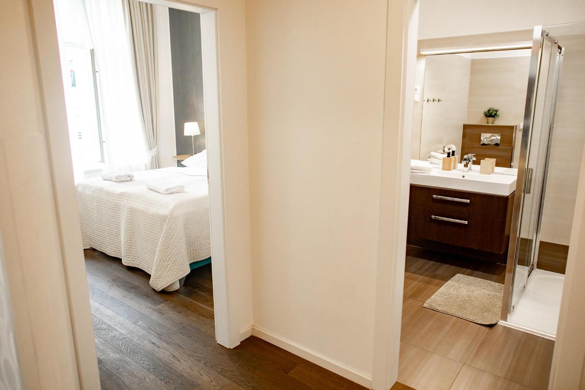 Luxury Modern Designed Oldtown Apartment — Photos 1